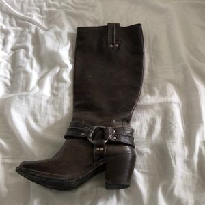 Fyre slightly worn cowboy boots with nice detail